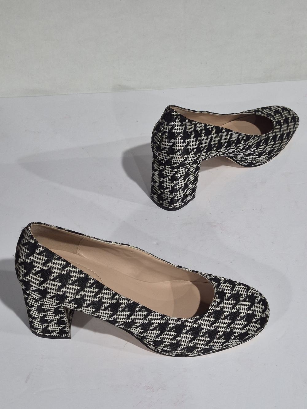 BANDOLINO Women's  Classic Houndstooth Block Heel Pumps - Black & White Size 10W